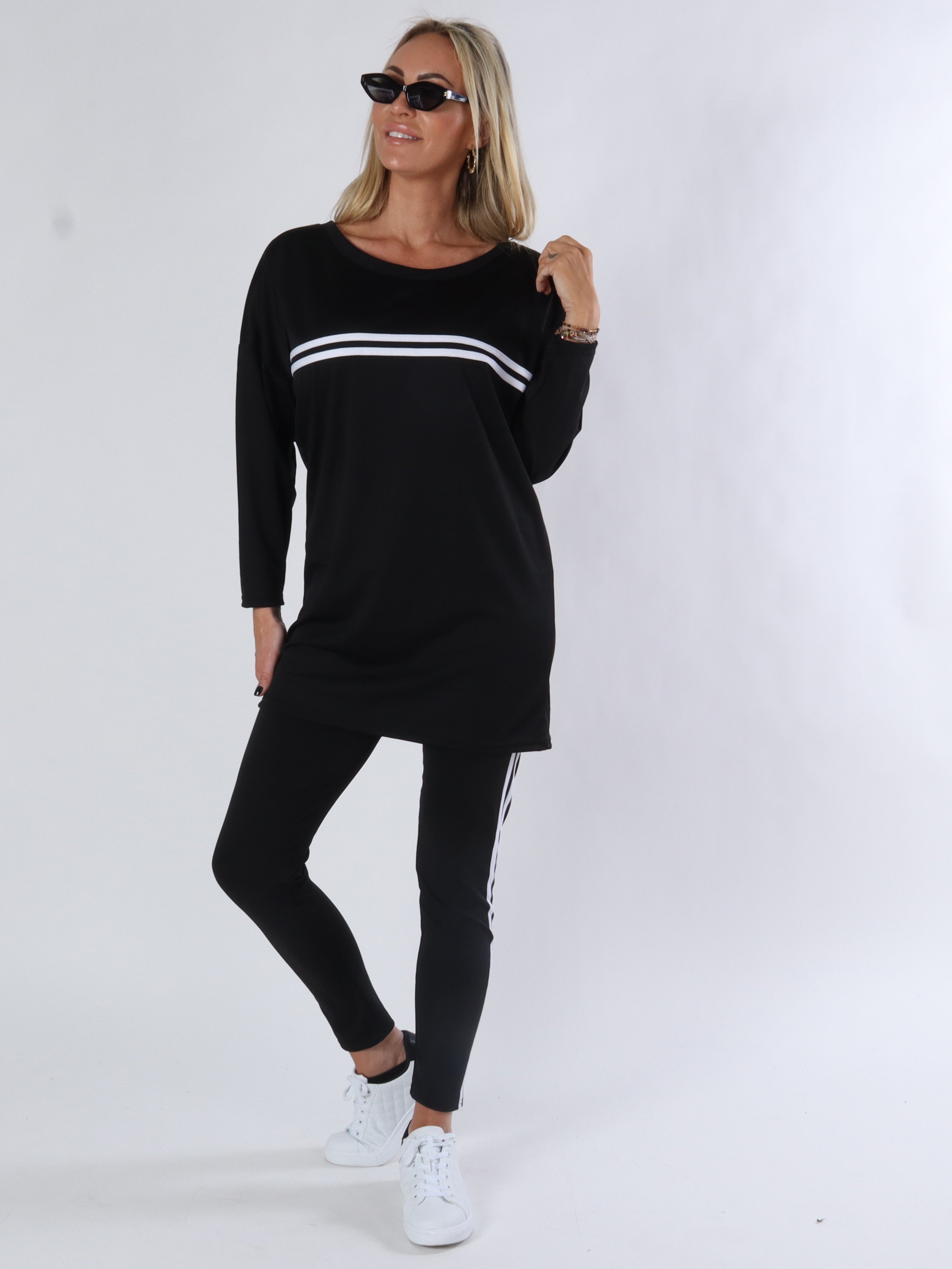 Hilma - Armégrön joggingdräkt i elastiskt tyg med vita ränder